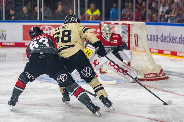 Zweikampf zwischen Patrick Russell (Koelner Haie, 63) und 68GRI vor dem Tor von Janne Juvonen (Koelner Haie, 30). Koelner Haie vs. Grizzlys Wolfsburg, Eishockey, Penny DEL, 01. Spieltag, Saison 2026 2027, 18.09.2026 Koelner Haie vs. Grizzlys Wolfsburg, Eishockey, Penny DEL, 01. Spieltag, Saison 2026 2027, 18.09.2026 Köln Copyright: xEibner-Pressefoto ThomasxHaeslerx EP_THR
