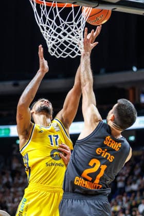 Basketball, Männer: Bundesliga, Alba Berlin - Niners Chemnitz, Uber Arena am 18.9.26 in Berlin. Mateo Seric (NINERS Chemnitz) kämpft gegen Norris Agbakoko (ALBA Berlin) um den Ball. Alba Berlin - Niners Chemnitz