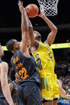 Basketball, Männer: Bundesliga, Alba Berlin - Niners Chemnitz, Uber Arena am 18.9.26 in Berlin. Norris Agbakoko (ALBA Berlin) legt den Ball in den Korb. Alba Berlin - Niners Chemnitz