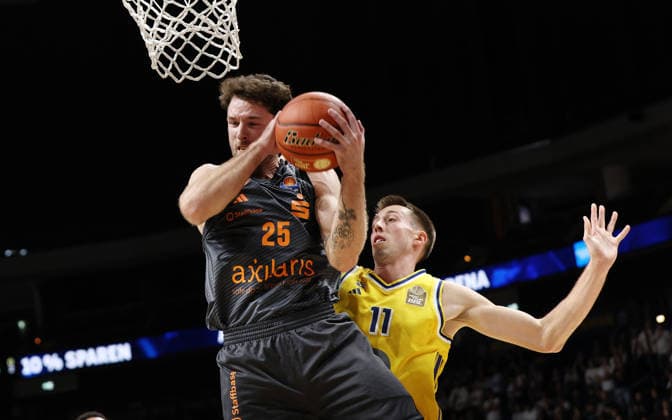Ben Burnham holt den Rebound, Joe Wieskamp Zweikampf Spielszene Aktion Basketball BBL Bundesliga Herren 1. Spieltag Saison 2026 2027 18.09.2026 ALBA Berlin vs. Niners Chemnitz 99ers
