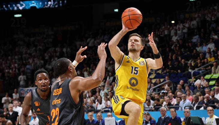Nighael Ceaser, Martin Hermannsson am Ball Zweikampf Spielszene Aktion Basketball BBL Bundesliga Herren 1. Spieltag Saison 2026 2027 18.09.2026 ALBA Berlin vs. Niners Chemnitz 99ers