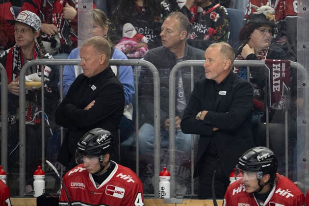 PENNY DEL 1; Kölner Haie - Grizzly Wolfsburg; Köln, 18.09.2026 Henrik Stridh (Kölner Haie, co-Trainer); Thomas Berglund (Kölner Haie, Head Coach); PENNY DEL 1; Kölner Haie - Grizzly Wolfsburg am 18.09.2026 in der KA2 in Köln (Deutschland). Copyright: xBEAUTIFULxSPORTS AndreasxDickx