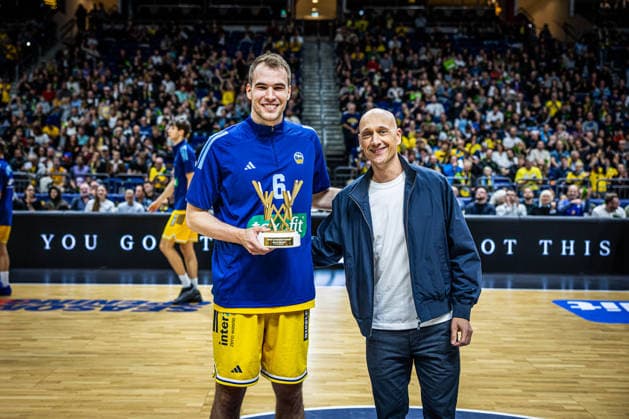 Basketball Berlin 18.09.2026 Saison 2026 2027 EasyCredit BBL 1. Bundesliga Männer, Herren Alba Berlin - NINERS Chemnitz Meister Banner hissen Malte Delow (Alba Berlin, No.06) MLP der Saison pascal Roller