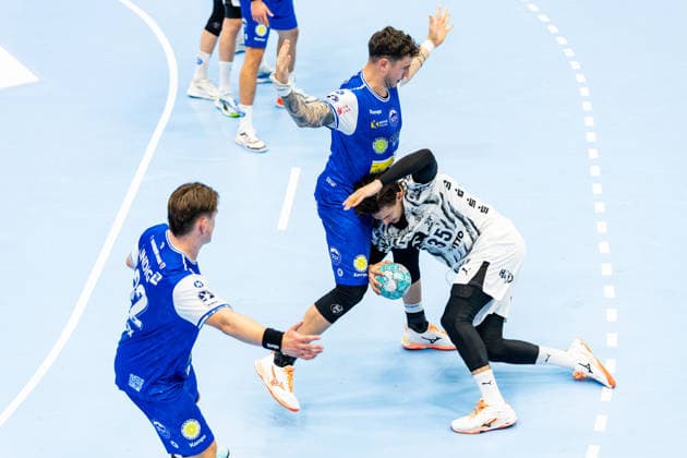 18.09.2026, GER, Handball, Maenner, Saison 26 27, Opel 1.Bl, 5.Spieltag, ThSV Eisenach - THW Kiel Domen Makuc (THW Kiel), Justin Kurch (ThSV Eisenach,52) 99817 Eisenach Werner-Assmann-Halle Am Sportp Thueringen Deutschland