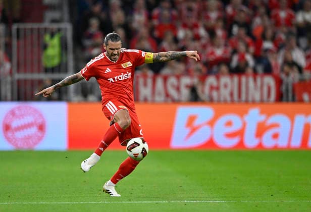 Christopher Trimmel 1. FC Union Berlin FCU (28) Aktion am Ball FC Bayern Muenchen FCB vs 1. FC Union Berlin FCU 18.09.2026 DFL REGULATIONS PROHIBIT ANY USE OF PHOTOGRAPHS AS IMAGE SEQUENCES AND OR QUASI-VIDEO FC Bayern Muenchen FCB vs 1. FC Union Berlin FCU