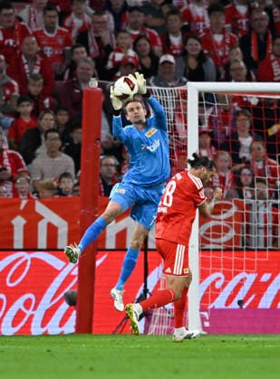 Strafraumszene, Torraumszene Torwart Frederik Roennow 1. FC Union Berlin FCU (01) und Christopher Trimmel 1. FC Union Berlin FCU (28) Aktion FC Bayern Muenchen FCB vs 1. FC Union Berlin FCU 18.09.2026 DFL REGULATIONS PROHIBIT ANY USE OF PHOTOGRAPHS AS IMAGE SEQUENCES AND OR QUASI-VIDEO FC Bayern Muenchen FCB vs 1. FC Union Berlin FCU