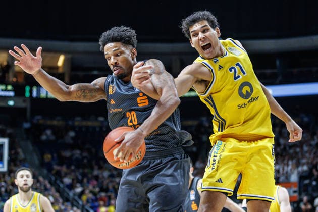 Basketball, Männer: Bundesliga, Alba Berlin - Niners Chemnitz, Uber Arena am 18.9.26 in Berlin. Urald King (NINERS Chemnitz) kämpft gegen Brandon Angel (ALBA Berlin) um den Ball. Alba Berlin - Niners Chemnitz