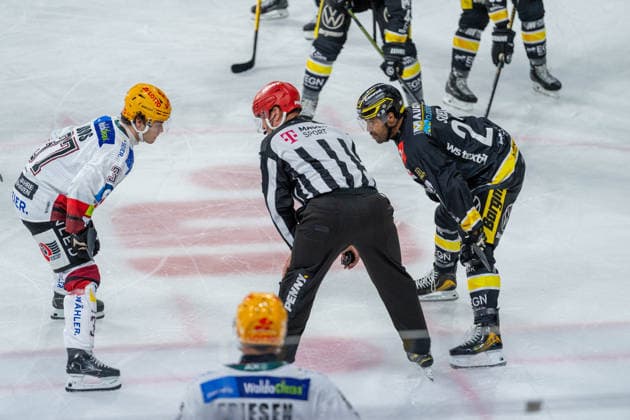 Lenny Boos (Fischtown Pinguins Bremerhaven, 37) und C.J Suess beim Bully Krefeld Pinguine vs. Pinguins Bremerhaven, Eishockey, PENNY DEL, 1. Spieltag, Spielzeit 2026 2027, 18.09.2026 Krefeld Pinguine vs. Pinguins Bremerhaven, Eishockey, PENNY DEL, 1. Spieltag, Spielzeit 2026 2027, 18.09.2026 Krefeld Copyright: xEibner-Pressefoto LukasxBaldygax EP_LBA
