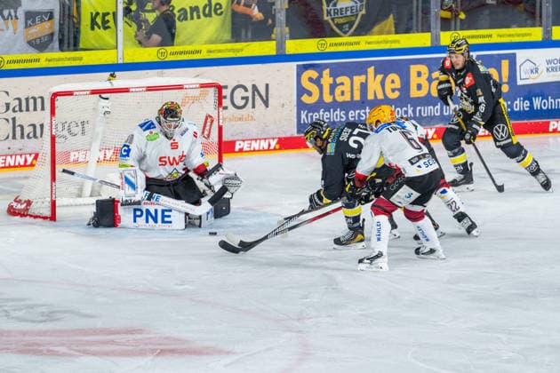 Kristers Gudlevskis (Fischtown Pinguins Bremerhaven, 30) wird geprueft von C.J Suess, Parker Tuomie (Fischtown Pinguins Bremerhaven, 06),Tanner Kero (Krefeld Pinguine, 16) Krefeld Pinguine vs. Pinguins Bremerhaven, Eishockey, PENNY DEL, 1. Spieltag, Spielzeit 2026 2027, 18.09.2026 Krefeld Pinguine vs. Pinguins Bremerhaven, Eishockey, PENNY DEL, 1. Spieltag, Spielzeit 2026 2027, 18.09.2026 Krefeld Copyright: xEibner-Pressefoto LukasxBaldygax EP_LBA