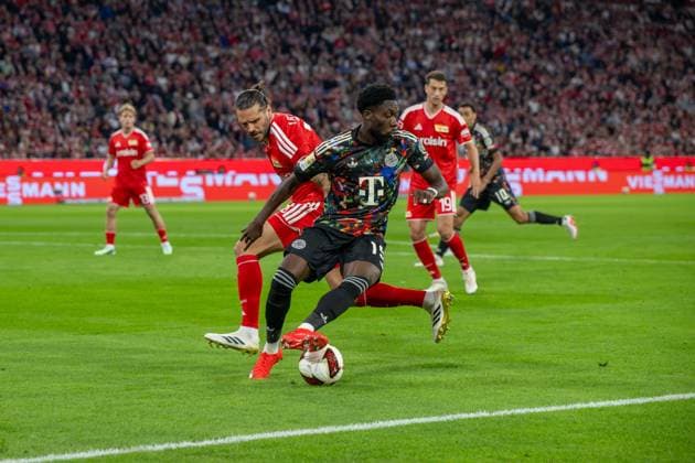 Fußball, Herren, Saison 2026 2027, 1. Bundesliga (4. Spieltag), FC Bayern München - 1. FC Union Berlin, v. l. Christopher Trimmel (1. FC Union Berlin), Alphonso Davies (Bayern München), 18.09.2026, Copyright: xMatthiasxKochx