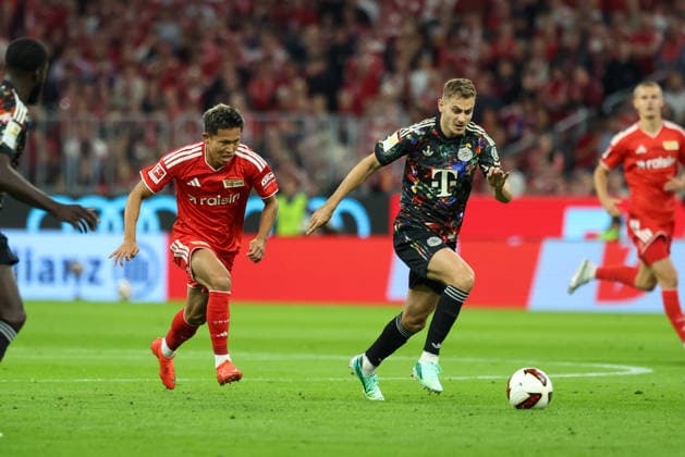 Josip Stanisic (FC Bayern Muenchen, 44) mit Ball mit Woo-Yeong Jeong (1. FC Union Berlin, 11), GER, FC Bayern Muenchen vs. 1. FC Union Berlin, Fussball, Bundesliga, 4. Spieltag, Saison 2026 2027, 18.09.2026, DFL DFB REGULATIONS PROHIBIT ANY USE OF PHOTOGRAPHS as IMAGE SEQUENCES and or QUASI-VIDEO, GER, FC Bayern Muenchen vs. 1. FC Union Berlin, Fussball, Bundesliga, 4. Spieltag, Saison 2026 2027, 18.09.2026 Muenchen Copyright: xEibner-Pressefoto JennixMaulx EP_JML