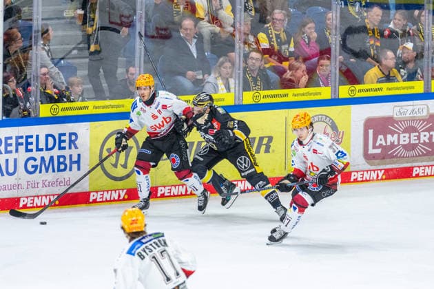 Andy Miele (Fischtown Pinguins Bremerhaven, 51) im Zweikampf mit Oliver Mebus (Krefeld Pinguine, 22) Krefeld Pinguine vs. Pinguins Bremerhaven, Eishockey, PENNY DEL, 1. Spieltag, Spielzeit 2026 2027, 18.09.2026 Krefeld Pinguine vs. Pinguins Bremerhaven, Eishockey, PENNY DEL, 1. Spieltag, Spielzeit 2026 2027, 18.09.2026 Krefeld Copyright: xEibner-Pressefoto LukasxBaldygax EP_LBA