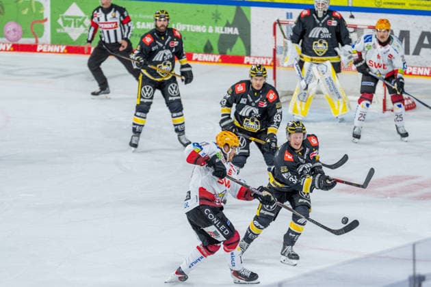 Ludwig Bystroem (Fischtown Pinguins Bremerhaven, 17) im Zweikampf mit Max Newton (Krefeld Pinguine, 37) Krefeld Pinguine vs. Pinguins Bremerhaven, Eishockey, PENNY DEL, 1. Spieltag, Spielzeit 2026 2027, 18.09.2026 Krefeld Pinguine vs. Pinguins Bremerhaven, Eishockey, PENNY DEL, 1. Spieltag, Spielzeit 2026 2027, 18.09.2026 Krefeld Copyright: xEibner-Pressefoto LukasxBaldygax EP_LBA