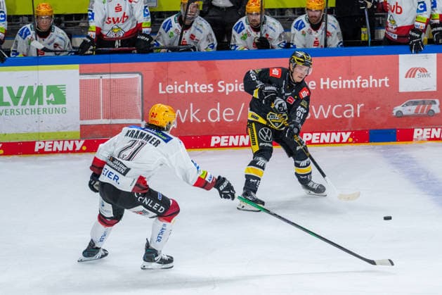 Nico Kraemmer (Fischtown Pinguins Bremerhaven, 21) im Zweikampf mit Roope Makitalo (Krefeld Pinguine, 91) Krefeld Pinguine vs. Pinguins Bremerhaven, Eishockey, PENNY DEL, 1. Spieltag, Spielzeit 2026 2027, 18.09.2026 Krefeld Pinguine vs. Pinguins Bremerhaven, Eishockey, PENNY DEL, 1. Spieltag, Spielzeit 2026 2027, 18.09.2026 Krefeld Copyright: xEibner-Pressefoto LukasxBaldygax EP_LBA