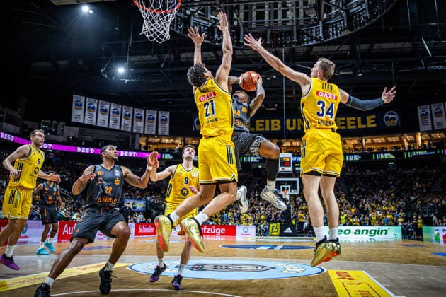Basketball Berlin 18.09.2026 Saison 2026 2027 EasyCredit BBL 1. Bundesliga Männer, Herren Alba Berlin - NINERS Chemnitz Cobe Williams (Chemnitz, No.24) Brandon Angel (Alba Berlin, No.21) Justin Bean (Alba Berlin, No.34)