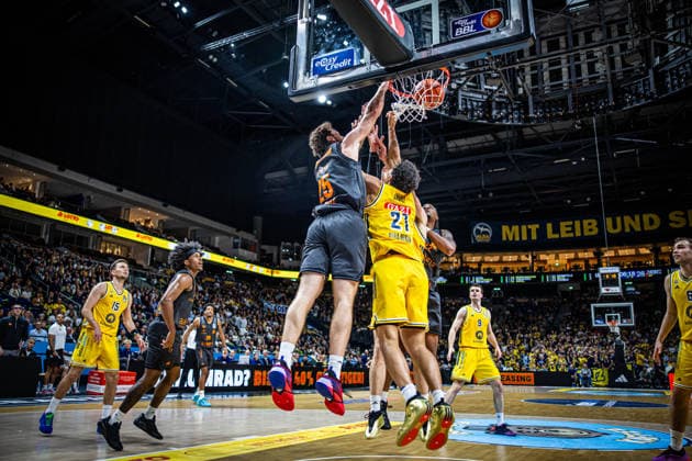 Basketball Berlin 18.09.2026 Saison 2026 2027 EasyCredit BBL 1. Bundesliga Männer, Herren Alba Berlin - NINERS Chemnitz Benjamin Burnham (Chemnitz, No.25) Ben Brandon Angel (Alba Berlin, No.21)