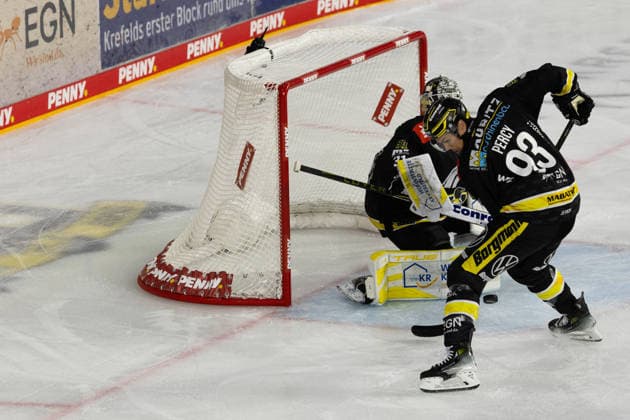 Krefeld, Deutschland 18. September 2026: PENNY DEL - 2026 2027 - Sp. 1 - Krefeld Pinguine gegen Fischtown Pinguins Bremerhaven Im Bild: v.li.Torhüter Felix Bick (Krefeld) und Stuart Percy (Krefeld) YAYLA ARENA Nordrhein Westfalen Copyright: xFotostandx xGoertzx