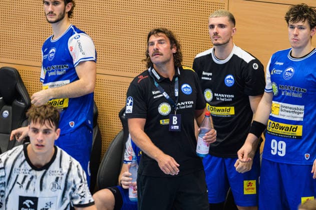 Sebastian Hinze (ThSV Eisenach, Cheftrainer) versucht im Angriff von Kiel den Überblick zu behalten. Julian Koester (THW Kiel, 07), Stephan Seitz (ThSV Eisenach, 44), Tillman Leu (ThSV Eisenach, 99) GER, ThSV Eisenach gegen THW Kiel, 1. Opel Handballbundesliga, Handball, 5.Spieltag, Saison 2026 2027, 20.00 Uhr, 18.09.2026 GER, ThSV Eisenach gegen THW Kiel, 1. Opel Handballbundesliga, Handball, 5.Spieltag, Saison 2026 2027, 20.00 Uhr, 18.09.2026 Eisenach Copyright: xMartinxHerbstx