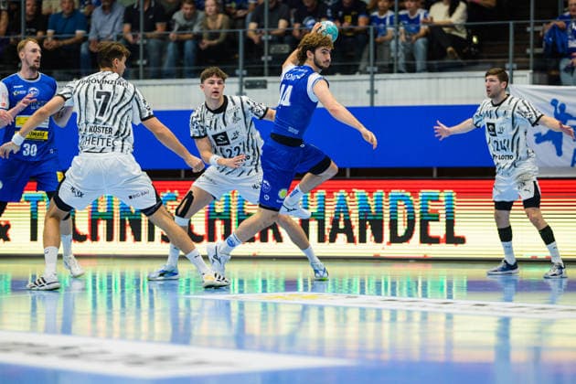 Stephan Seitz (ThSV Eisenach, 44) kann sich bei Julian Koester (THW Kiel, 07) und Rasmus Ankermann (THW Kiel, 22) durchsetzen. Lukas Zerbe (THW Kiel, 24), Dominik Solak (ThSV Eisenach, 30) GER, ThSV Eisenach gegen THW Kiel, 1. Opel Handballbundesliga, Handball, 5.Spieltag, Saison 2026 2027, 20.00 Uhr, 18.09.2026 GER, ThSV Eisenach gegen THW Kiel, 1. Opel Handballbundesliga, Handball, 5.Spieltag, Saison 2026 2027, 20.00 Uhr, 18.09.2026 Eisenach Copyright: xMartinxHerbstx