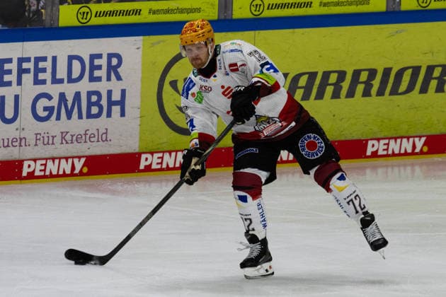Krefeld, Deutschland 18. September 2026: PENNY DEL - 2026 2027 - Sp. 1 - Krefeld Pinguine gegen Fischtown Pinguins Bremerhaven Im Bild: Phillip Bruggisser (Pinguins) mit Puck YAYLA ARENA Nordrhein Westfalen Copyright: xFotostandx xGoertzx