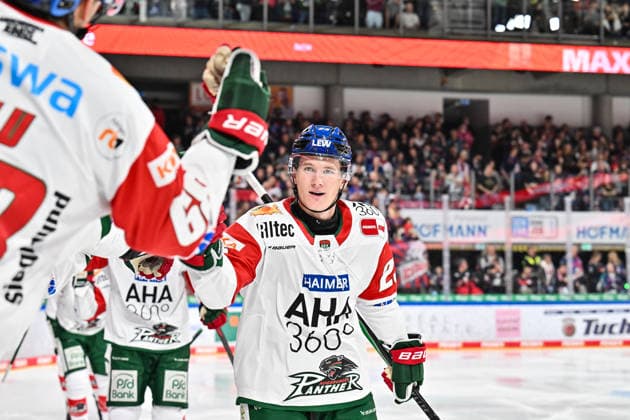 Penny DEL; Nürnberg Ice Tigers - Augsburger Panther, 18.09.2026 NUREMBERG, GERMANY; 18. SEPTEMBER: Jubel der Gäste nach dem Treffer zum 0-1 durch Jimmy LAMBERT (Augsburger Panther 23) Tor Torschuetze Freude Happy während dem Match der Penny DEL zwischen den Nürnberg Ice Tigers und den Augsburger Panthern am 1. Spieltag im der PSD Bank Nürnberg Arena Copyright: xBEAUTIFULxSPORTS Goldbergx