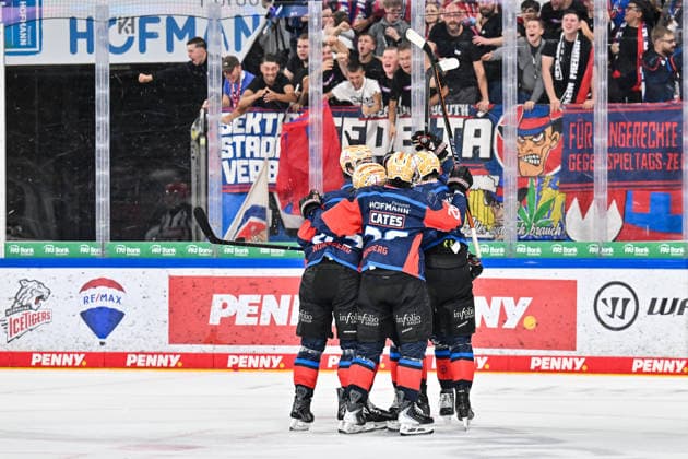 Penny DEL; Nürnberg Ice Tigers - Augsburger Panther, 18.09.2026 NUREMBERG, GERMANY; 18. SEPTEMBER: Jubel der Hausherren nach dem Treffer zum 1-1 durch Noah SAMANSKI (Nürnberg Ice Tigers 8) Tor Torschuetze Freude Happy während dem Match der Penny DEL zwischen den Nürnberg Ice Tigers und den Augsburger Panthern am 1. Spieltag im der PSD Bank Nürnberg Arena Copyright: xBEAUTIFULxSPORTS Goldbergx