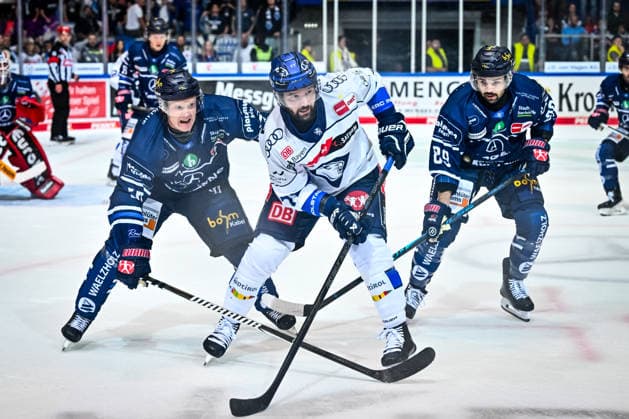 Riley Barber (ERC Ingolstadt, 37) Emil Johansson (Iserlohn Roosters, 57) Peter Quennville (Iserlohn Roosters, 89), GER, Iserlohn Roosters vs. ERC Ingolstadt, Eishockey, Penny-DEL, 1. Spieltag, Spielzeit 2026 2027, 19.09.2026, GER, Iserlohn Roosters vs. ERC Ingolstadt, Eishockey, Penny-DEL, 1. Spieltag, Spielzeit 2026 2027, 19.09.2026 Iserlohn Copyright: xJonasxBrockmann Eibner-Pressefotx EP_JBN