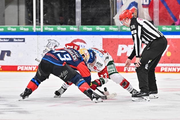 Penny DEL; Nürnberg Ice Tigers - Augsburger Panther, 18.09.2026 NUREMBERG, GERMANY; 18. SEPTEMBER: im Duell beim Bully Greg MEIRELES (Nürnberg Ice Tigers 43) und Sean MALONE (Augsburger Panther 17) während dem Match der Penny DEL zwischen den Nürnberg Ice Tigers und den Augsburger Panthern am 1. Spieltag im der PSD Bank Nürnberg Arena Copyright: xBEAUTIFULxSPORTS Goldbergx