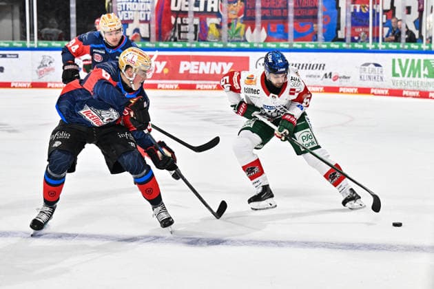 Penny DEL; Nürnberg Ice Tigers - Augsburger Panther, 18.09.2026 NUREMBERG, GERMANY; 18. SEPTEMBER: im Duell Noah SAMANSKI (Nürnberg Ice Tigers 8) und Felix SCHEEL (Augsburger Panther 54) während dem Match der Penny DEL zwischen den Nürnberg Ice Tigers und den Augsburger Panthern am 1. Spieltag im der PSD Bank Nürnberg Arena Copyright: xBEAUTIFULxSPORTS Goldbergx
