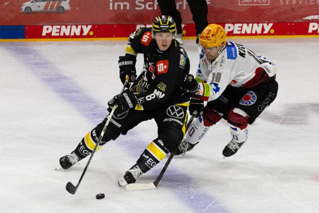 Krefeld, Deutschland 18. September 2026: PENNY DEL - 2026 2027 - Sp. 1 - Krefeld Pinguine gegen Fischtown Pinguins Bremerhaven Im Bild: v. li. im Zweikampf Maxwell Gildon (Krefeld) und Roman Kechter (Pinguins) YAYLA ARENA Nordrhein Westfalen Copyright: xFotostandx xGoertzx