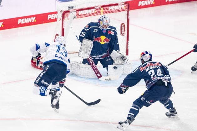 Brooks Macek (Adler Mannheim, 13) scheitert hier an Mathias Niederberger (Torwart, EHC Red Bull Muenchen, 35) GER, EHC Red Bull Muenchen vs. Adler Mannheim, Eishockey, DEL, Saison 2026 2027, 1. Spieltag, 18.09.2026. Foto: HMB Media Franz Feiner Copyright: HMBxMedia FranzxFeiner