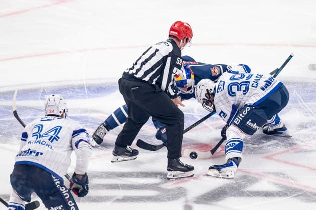 Linesperson Jonas Reinold fuehrt ein Bully Faceoff aus zwischen Lucas Thaler (EHC Red Bull Muenchen, 48) und Max Calce (Adler Mannheim, 39) GER, EHC Red Bull Muenchen vs. Adler Mannheim, Eishockey, DEL, Saison 2026 2027, 1. Spieltag, 18.09.2026. Foto: HMB Media Franz Feiner Copyright: HMBxMedia FranzxFeiner