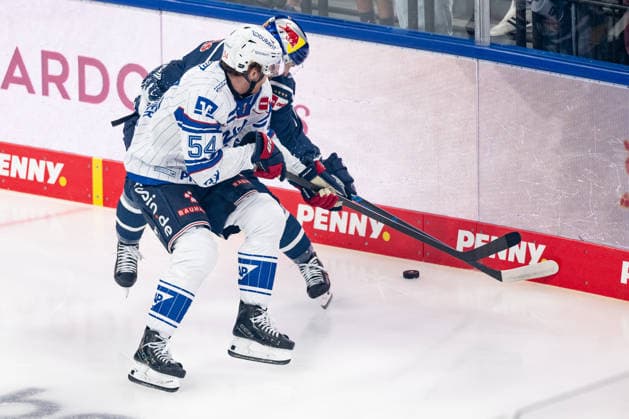 Kampf um den Puck Zweikampf zwischen Taro Hirose (EHC Red Bull Muenchen, 17) und Jeremie Poirier (Adler Mannheim, 54) GER, EHC Red Bull Muenchen vs. Adler Mannheim, Eishockey, DEL, Saison 2026 2027, 1. Spieltag, 18.09.2026. Foto: HMB Media Franz Feiner Copyright: HMBxMedia FranzxFeiner