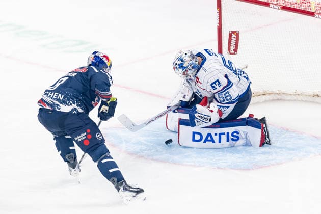 Tobias Rieder (EHC Red Bull Muenchen, 08) scheitert hier an Maximilian Franzreb (Torwart, Adler Mannheim, 56) GER, EHC Red Bull Muenchen vs. Adler Mannheim, Eishockey, DEL, Saison 2026 2027, 1. Spieltag, 18.09.2026. Foto: HMB Media Franz Feiner Copyright: HMBxMedia FranzxFeiner