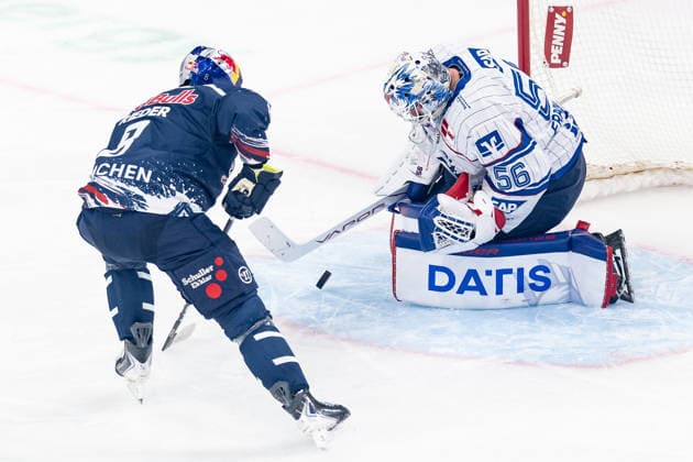Tobias Rieder (EHC Red Bull Muenchen, 08) scheitert hier an Maximilian Franzreb (Torwart, Adler Mannheim, 56) GER, EHC Red Bull Muenchen vs. Adler Mannheim, Eishockey, DEL, Saison 2026 2027, 1. Spieltag, 18.09.2026. Foto: HMB Media Franz Feiner Copyright: HMBxMedia FranzxFeiner