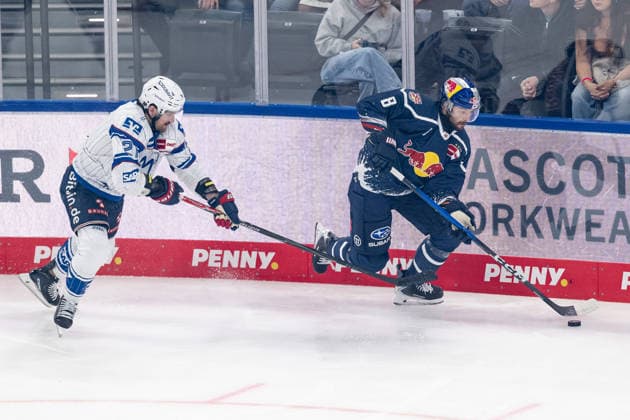 Kampf um den Puck Zweikampf zwischen Kris Bennett (Adler Mannheim, 21) und Tobias Rieder (EHC Red Bull Muenchen, 08) GER, EHC Red Bull Muenchen vs. Adler Mannheim, Eishockey, DEL, Saison 2026 2027, 1. Spieltag, 18.09.2026. Foto: HMB Media Franz Feiner Copyright: HMBxMedia FranzxFeiner