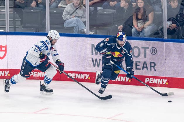 Kampf um den Puck Zweikampf zwischen Kris Bennett (Adler Mannheim, 21) und Tobias Rieder (EHC Red Bull Muenchen, 08) GER, EHC Red Bull Muenchen vs. Adler Mannheim, Eishockey, DEL, Saison 2026 2027, 1. Spieltag, 18.09.2026. Foto: HMB Media Franz Feiner Copyright: HMBxMedia FranzxFeiner
