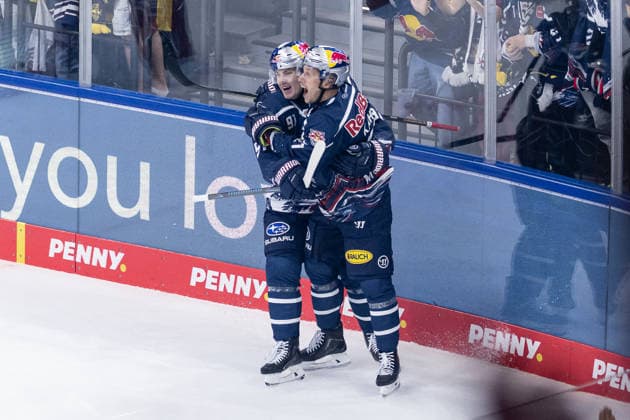 Jeremy McKenna (EHC Red Bull Muenchen, 91) bejubelt mit Dominik Kahun (EHC Red Bull Muenchen, 21) dessen Tor zum 1:0 GER, EHC Red Bull Muenchen vs. Adler Mannheim, Eishockey, DEL, Saison 2026 2027, 1. Spieltag, 18.09.2026. Foto: HMB Media Franz Feiner Copyright: HMBxMedia FranzxFeiner