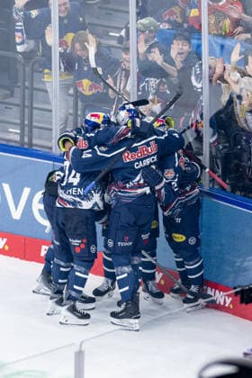 Die Muenchner bejubeln mit Dominik Kahun (EHC Red Bull Muenchen, 21) dessen Tor zum 1:0 GER, EHC Red Bull Muenchen vs. Adler Mannheim, Eishockey, DEL, Saison 2026 2027, 1. Spieltag, 18.09.2026. Foto: HMB Media Franz Feiner Copyright: HMBxMedia FranzxFeiner