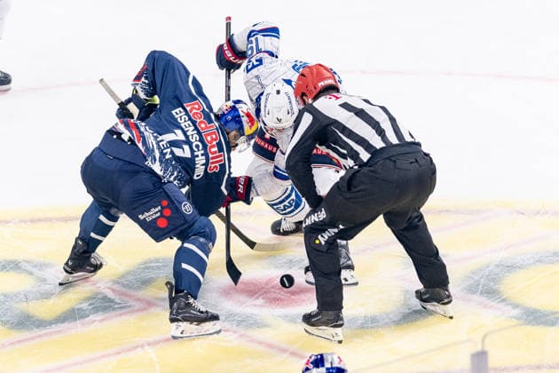 Linesperson Joshua Roemer fuehrt ein Bully Faceoff aus zwischen Markus Eisenschmid (EHC Red Bull Muenchen, 11) und Luke Esposito (Adler Mannheim, 19) GER, EHC Red Bull Muenchen vs. Adler Mannheim, Eishockey, DEL, Saison 2026 2027, 1. Spieltag, 18.09.2026. Foto: HMB Media Franz Feiner Copyright: HMBxMedia FranzxFeiner