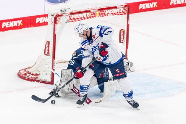 Patrick Brown (Adler Mannheim, 38) scheitert hier an Mathias Niederberger (Torwart, EHC Red Bull Muenchen, 35) GER, EHC Red Bull Muenchen vs. Adler Mannheim, Eishockey, DEL, Saison 2026 2027, 1. Spieltag, 18.09.2026. Foto: HMB Media Franz Feiner Copyright: HMBxMedia FranzxFeiner