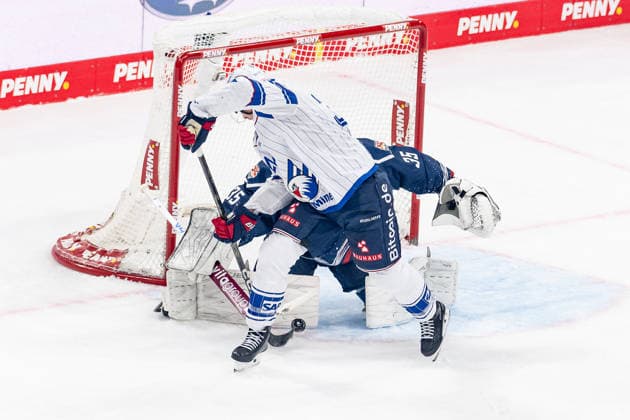 Patrick Brown (Adler Mannheim, 38) scheitert hier an Mathias Niederberger (Torwart, EHC Red Bull Muenchen, 35) GER, EHC Red Bull Muenchen vs. Adler Mannheim, Eishockey, DEL, Saison 2026 2027, 1. Spieltag, 18.09.2026. Foto: HMB Media Franz Feiner Copyright: HMBxMedia FranzxFeiner