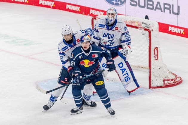 Nicolas Mattinen (Adler Mannheim, 52) verteidigt gegen Jeremy McKenna (EHC Red Bull Muenchen, 91) vor dem Tor von Maximilian Franzreb (Torwart, Adler Mannheim, 56) GER, EHC Red Bull Muenchen vs. Adler Mannheim, Eishockey, DEL, Saison 2026 2027, 1. Spieltag, 18.09.2026. Foto: HMB Media Franz Feiner Copyright: HMBxMedia FranzxFeiner