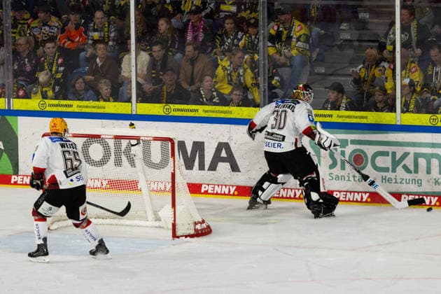 Krefeld, Deutschland 18. September 2026: PENNY DEL - 2026 2027 - Sp. 1 - Krefeld Pinguine gegen Fischtown Pinguins Bremerhaven Im Bild: v.li. Christian Wejse (Pinguins) und Torhüter Kristers Gudlevskis (Pinguins) YAYLA ARENA Nordrhein Westfalen Copyright: xFotostandx xGoertzx