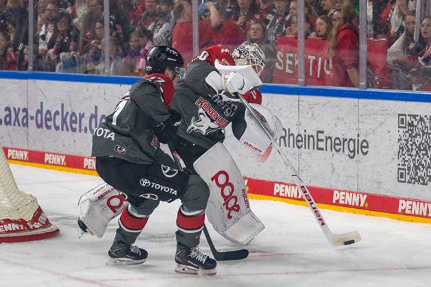 Janne Juvonen (Koelner Haie, 30) klaert den Puk vor seinem Mitspieler Jan Luca Sennhenn (Koelner Haie, 17). Koelner Haie vs. Grizzlys Wolfsburg, Eishockey, Penny DEL, 01. Spieltag, Saison 2026 2027, 18.09.2026 Koelner Haie vs. Grizzlys Wolfsburg, Eishockey, Penny DEL, 01. Spieltag, Saison 2026 2027, 18.09.2026 Köln Copyright: xEibner-Pressefoto ThomasxHaeslerx EP_THR