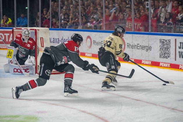 Zweikampf zwischen Jan Luca Sennhenn (Koelner Haie, 17) und Matt Choupani (Grizzlys Wolfsburg, 89). Koelner Haie vs. Grizzlys Wolfsburg, Eishockey, Penny DEL, 01. Spieltag, Saison 2026 2027, 18.09.2026 Koelner Haie vs. Grizzlys Wolfsburg, Eishockey, Penny DEL, 01. Spieltag, Saison 2026 2027, 18.09.2026 Köln Copyright: xEibner-Pressefoto ThomasxHaeslerx EP_THR