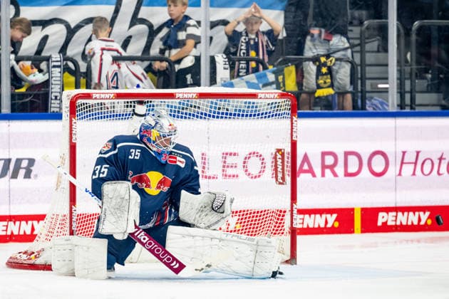 Mathias Niederberger (Torwart, EHC Red Bull Muenchen, 35) bei der Abwehr eines Pucks GER, EHC Red Bull Muenchen vs. Adler Mannheim, Eishockey, DEL, Saison 2026 2027, 1. Spieltag, 18.09.2026. Foto: HMB Media Heike Feiner Copyright: HMBxMedia HeikexFeiner