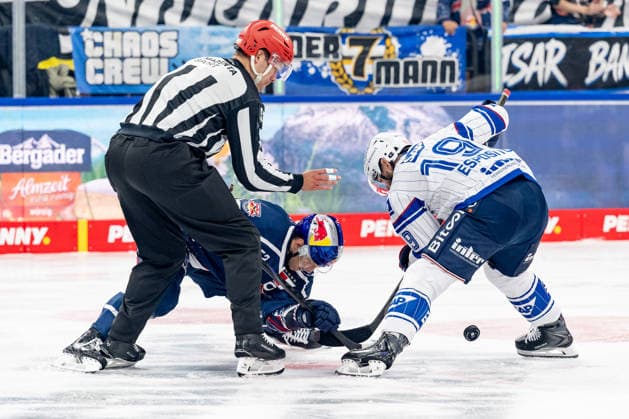 Bully Faceoff zwischen Patrick Hager (EHC Red Bull Muenchen, 52) und Luke Esposito (Adler Mannheim, 19) GER, EHC Red Bull Muenchen vs. Adler Mannheim, Eishockey, DEL, Saison 2026 2027, 1. Spieltag, 18.09.2026. Foto: HMB Media Heike Feiner Copyright: HMBxMedia HeikexFeiner