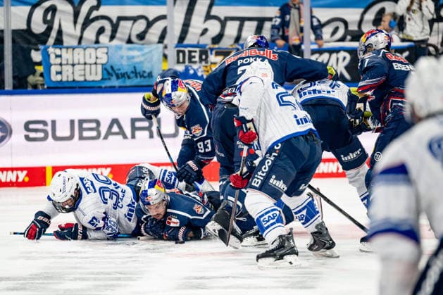 Kampf um den Puck, mittendrin auf dem Eis Max Calce (Adler Mannheim, 39) und Chris DeSousa (EHC Red Bull Muenchen, 82) GER, EHC Red Bull Muenchen vs. Adler Mannheim, Eishockey, DEL, Saison 2026 2027, 1. Spieltag, 18.09.2026. Foto: HMB Media Heike Feiner Copyright: HMBxMedia HeikexFeiner