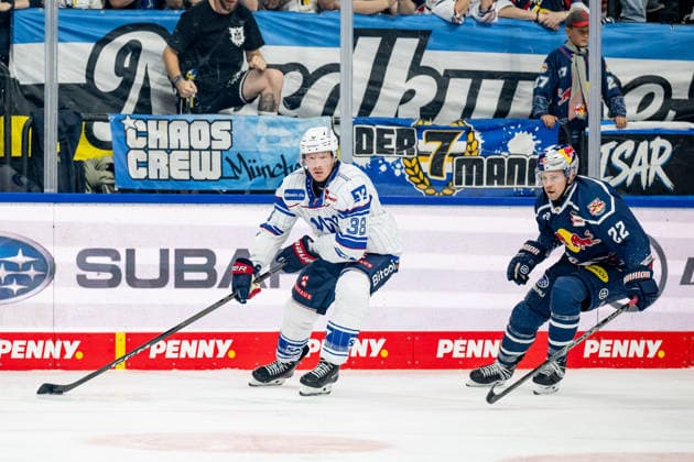Patrick Brown (Adler Mannheim, 38) vor Ville Pokka (EHC Red Bull Muenchen, 22) GER, EHC Red Bull Muenchen vs. Adler Mannheim, Eishockey, DEL, Saison 2026 2027, 1. Spieltag, 18.09.2026. Foto: HMB Media Heike Feiner Copyright: HMBxMedia HeikexFeiner